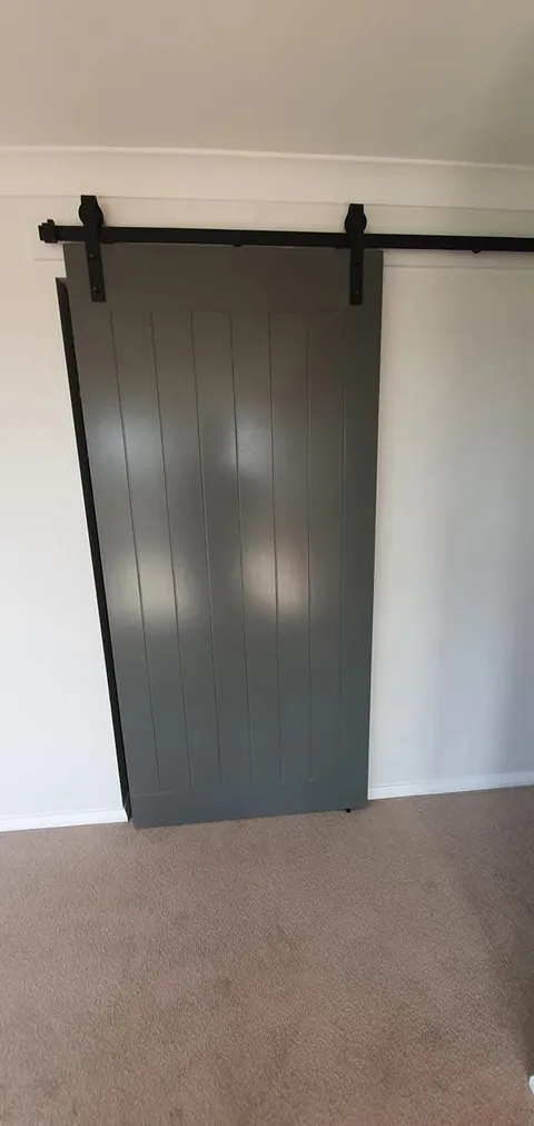 Feature barn door